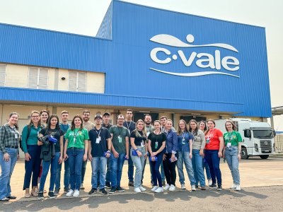 jovens-cooperados-da-coopertradicao-realizam-visita-tecnica-a-cvale-em-palotina