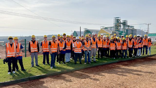estudantes-visitam-o-novo-complexo-industrial-tradicao