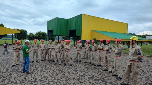 bombeiros-visitam-unidade-de-graos-em-pato-branco-para-treinamento-de-formacao
