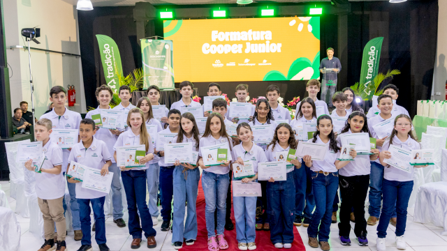 cooperativa-tradicao-forma-a-1-turma-do-programa-cooper-junior-em-candoi-pr