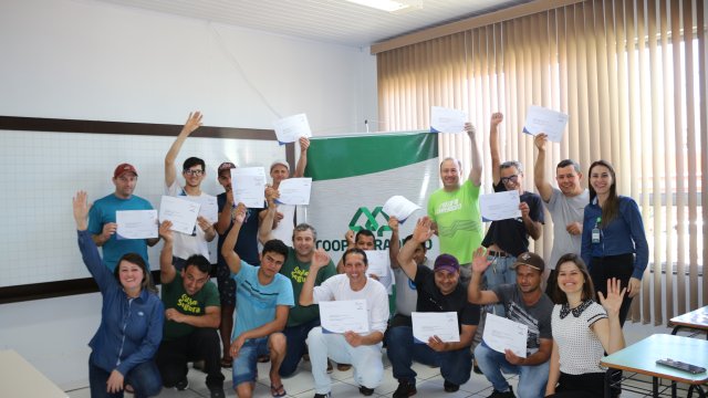 coopertradicao-forma-colaboradores-de-clevelandia-em-curso-de-informatica-basica