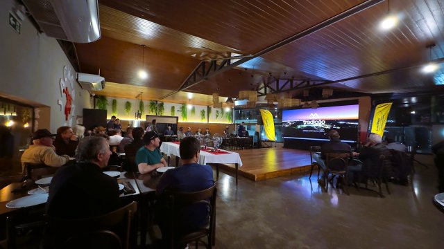cooperados-da-tradicao-participam-de-evento-tecnico-em-pato-branco