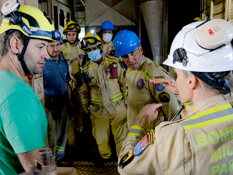 Corpo de Bombeiros realiza treinamento em unidade de gr�os da Coopertradi��o