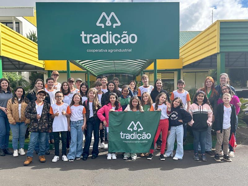 Cooperativa Tradi��o recebe alunos do programa Cooper Junior para visita t�cnica 