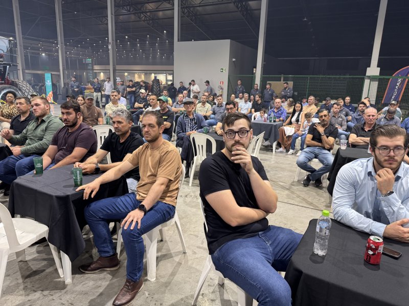 Tradi��o M�quinas e Semeato apresentam semeadora de alta tecnologia a cooperados