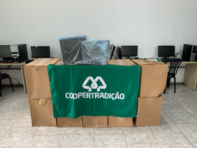 Institui��es da Regi�o Sudoeste do Paran� recebem computadores da Coopertradi��o 