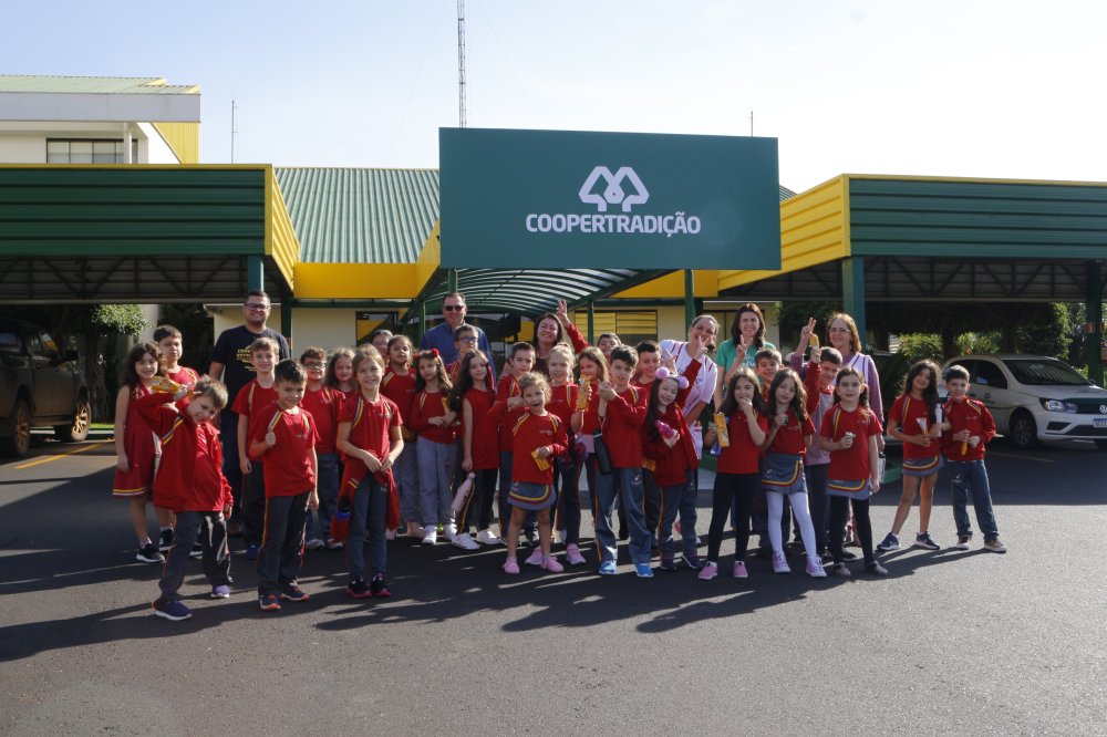 Alunos do Col�gio Integral visitam a Coopertradi��o 