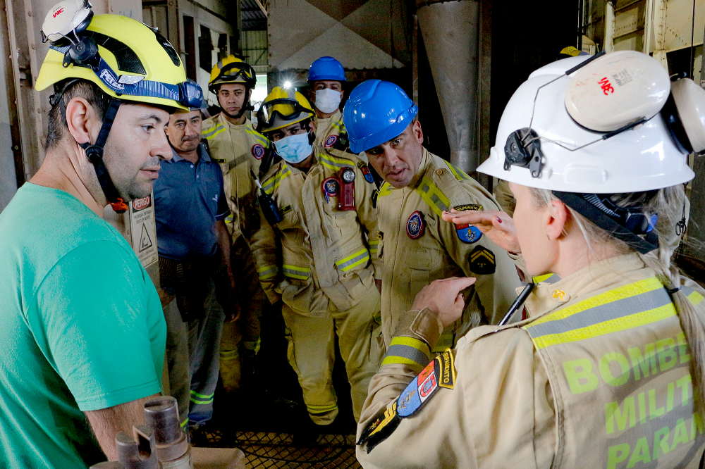 Corpo de Bombeiros realiza treinamento em unidade de gr�os da Coopertradi��o