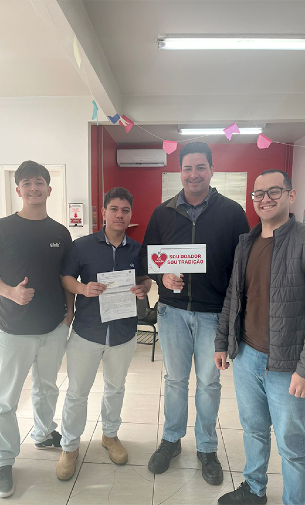 Julho Vermelho mobiliza colaboradores da Tradi��o em uma corrente de solidariedade
