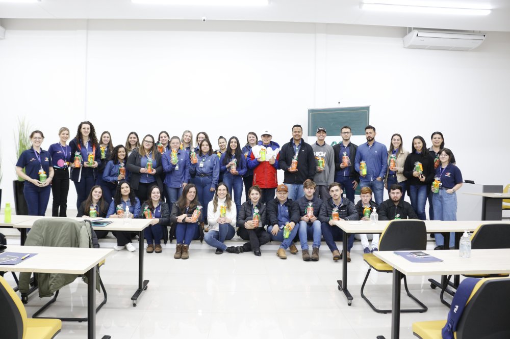 Jovens aprendizes participam de um encontro de socializa��o com monitores e outros colegas