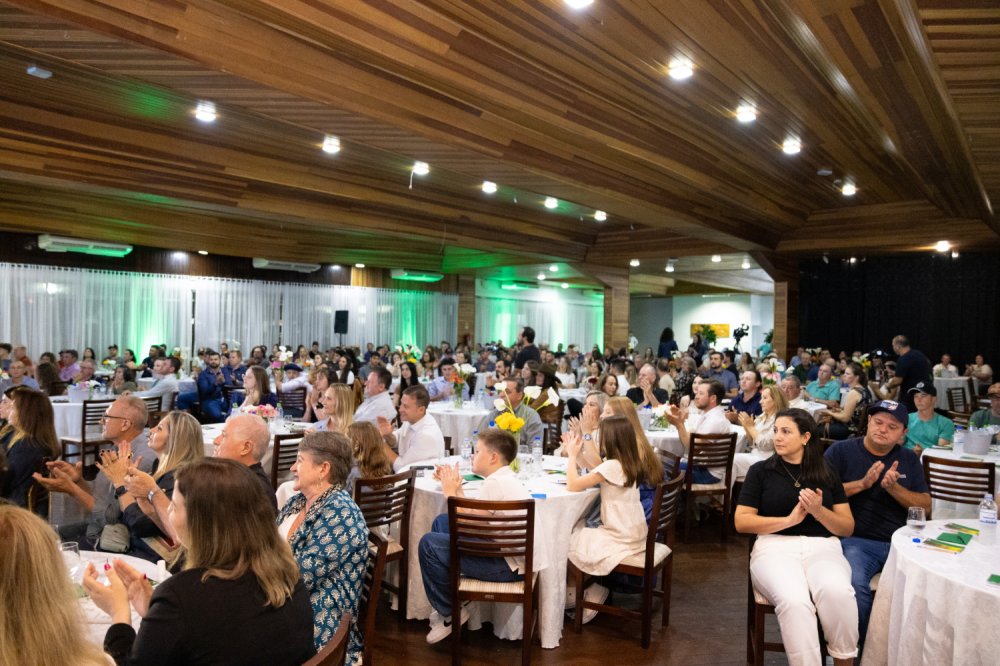 Cooperativa Tradi��o re�ne mais de 300 cooperados em palestra sobre Sucess�o Familiar