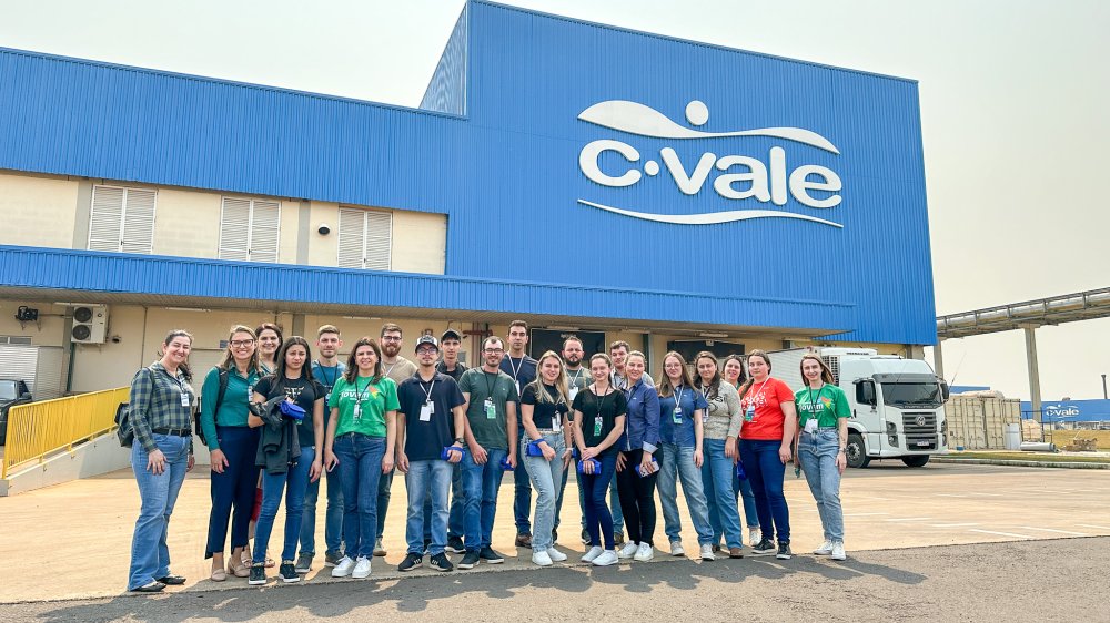 Jovens cooperados da Coopertradi��o realizam visita t�cnica � CVale, em Palotina 