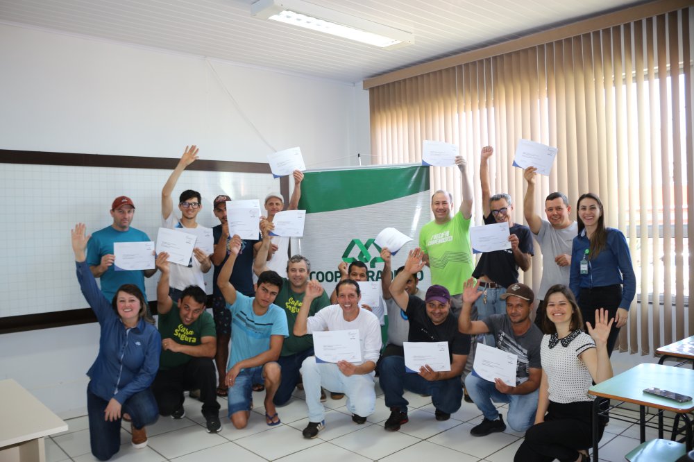 Coopertradi��o forma colaboradores de Clevel�ndia em curso de Inform�tica B�sica 