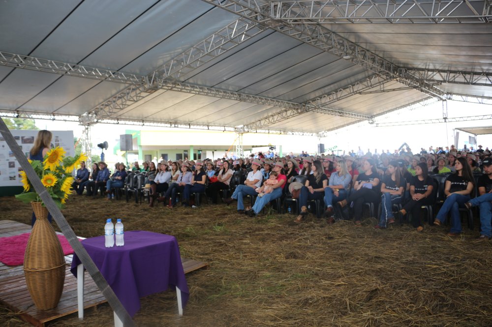 Dia de Campo de Ver�o re�ne 50 empresas expositoras e mais de mil cooperados 