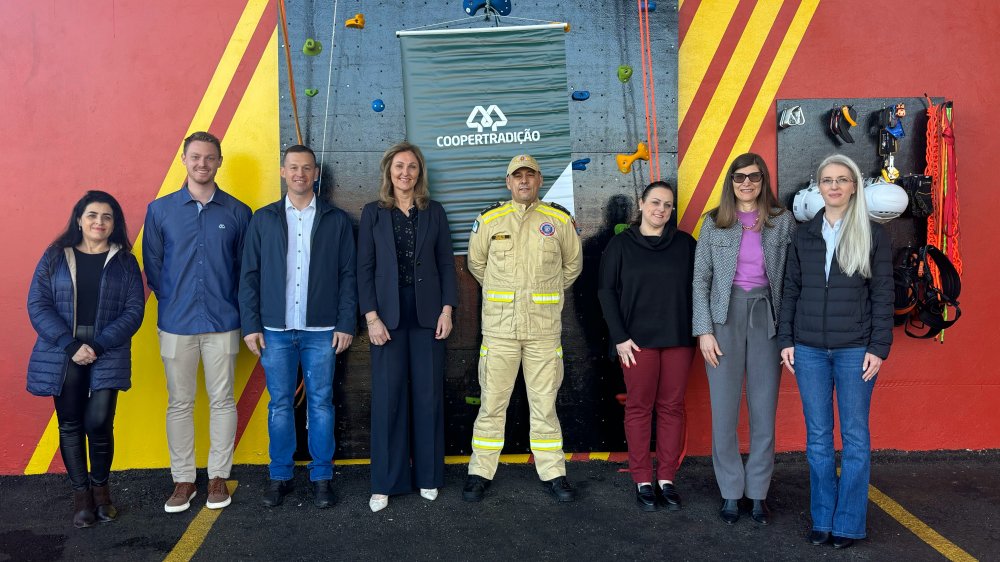 Coopertradi��o apoia Corpo de Bombeiros com novo muro de escalada, aprimorando treinamentos