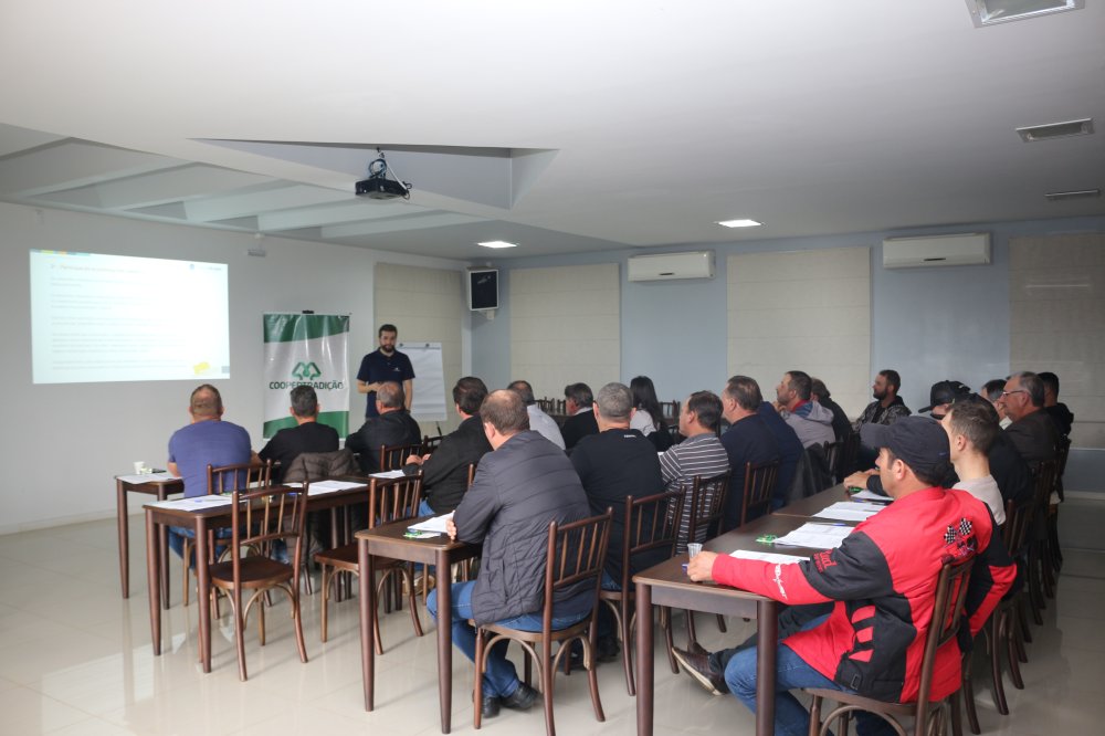 Coopertradi��o recebe conselheiros fiscais para curso de forma��o
